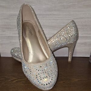 NWOT Dazzling Gold Pumps